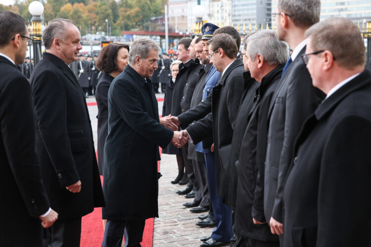 Presidentti Niinistö tervehtii Slovakian vierailudelegaatiota. Copyright © Tasavallan presidentin kanslia
