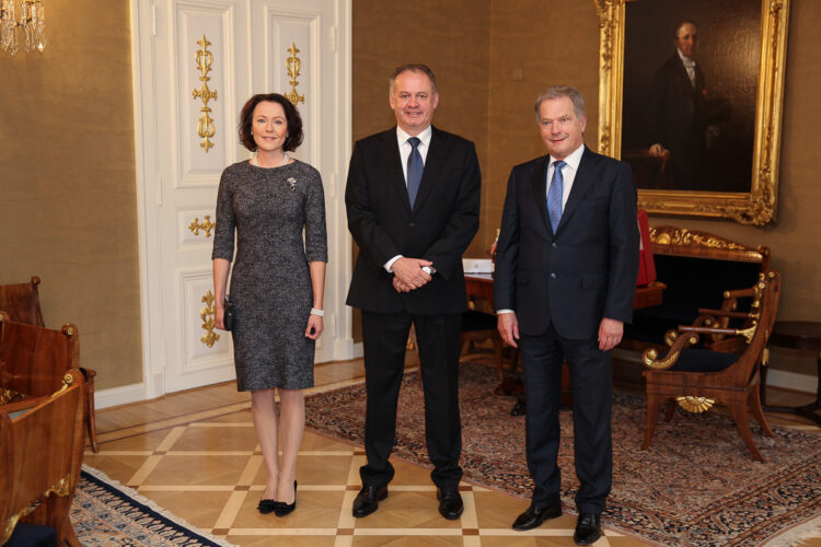 Rouva Jenni Haukio, presidentti Andrej Kiska ja presidentti Sauli Niinistö virallisessa kuvassa Presidentinlinnan Keltaisessa salissa. Copyright © Tasavallan presidentin kanslia
