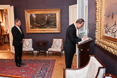 Secretary-General Ban signs the guest book at the President’s Palace. 