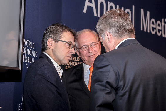 President Niinistö diskuterar med professor Ian Bremmer, grundare av Eurasia Group (till vänster) och Wolfgang Ischinger, ordförande för den internationella säkerhetskonferensen i München. Copyright © Republikens presidents kansli