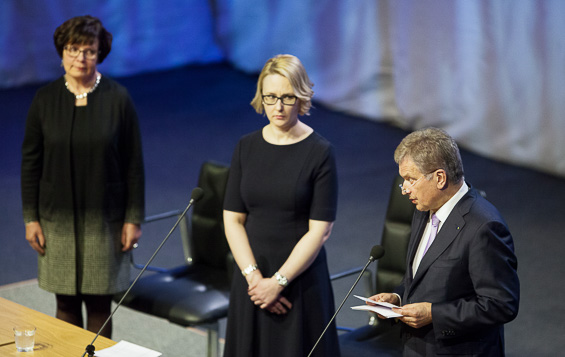 Eduskunnan puhemies Maria Lohela (kesk.) ja pääsihteeri Maija-Leena Paavola kuuntelevat presidentin avauspuhetta Finlandia-talolla. Kuva: Hanne Salonen / Eduskunta