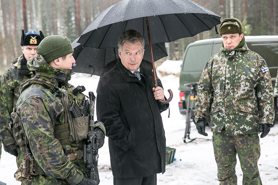 Presidenten följde med utbildningen i strider i bosättningscentra i brigadens teknikhus och diskuterade med de militärer som deltog i övningen. Copyright © Republikens presidents kansli