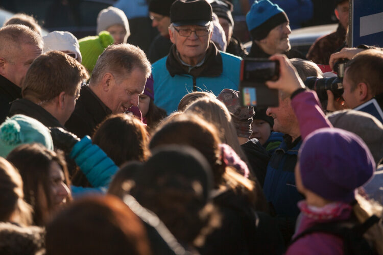  Vierailun toinen päivä alkoi kansalaistapaamisella Sotkamon torilla. Copyright © Tasavallan presidentin kanslia 