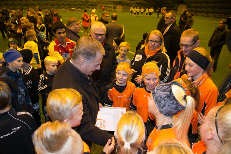  Keskusteluissa FC Voiman tyttöjen kanssa. Copyright © Tasavallan presidentin kanslia 