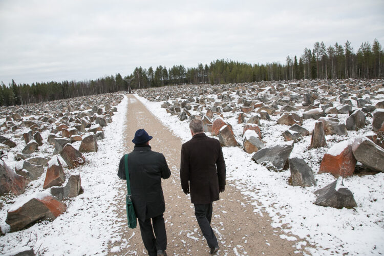 Vaikuttavassa Talvisodan monumentti -teoksessa on kivi jokaista Suomussalmen taisteluissa kaatunutta kohti. Copyright © Tasavallan presidentin kanslia