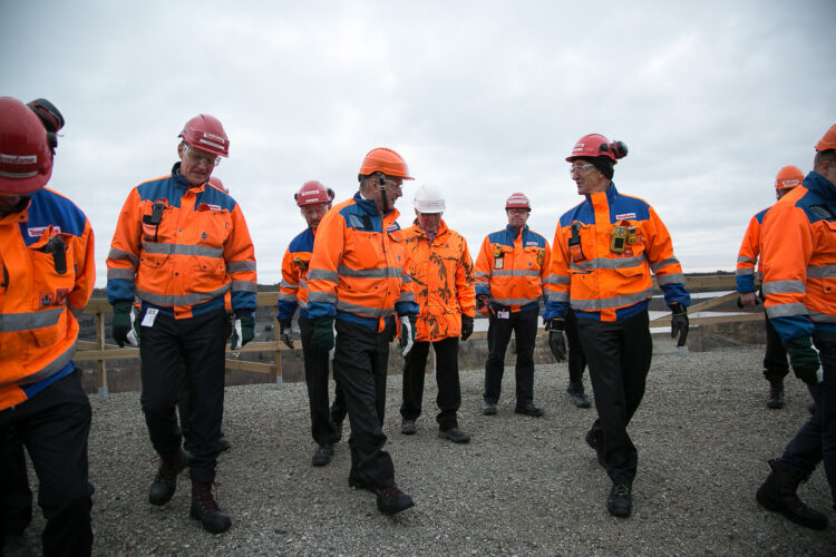  Kaivoskierroksella isäntien kanssa presidentti Niinistö tutustui kaivoksen ympäristötilanteeseen ja tuotannon uudelleenkäynnistämiseen. Copyright © Tasavallan presidentin kanslia 