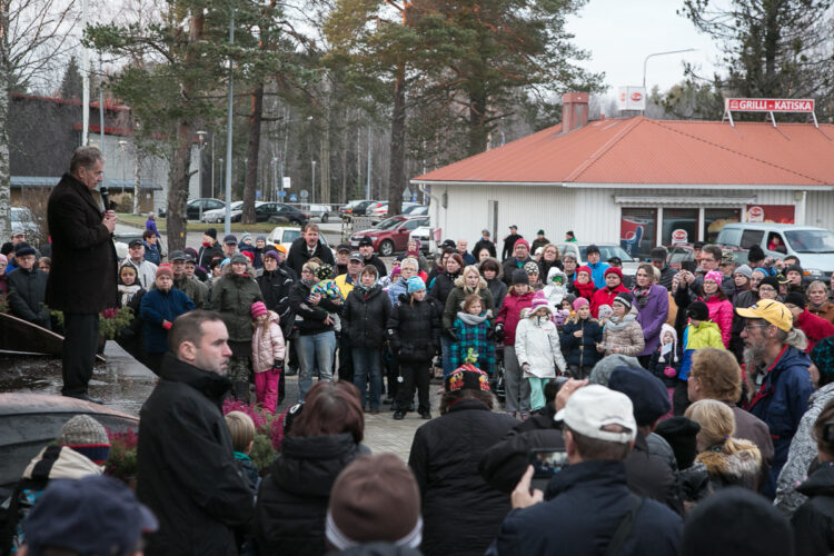 Presidentti Niinistön Kainuun-vierailu päättyi Puolankaan. Torilla presidentin puhetta oli kuuntelemassa noin kolmesataa kainuulaista. Copyright © Tasavallan presidentin kanslia