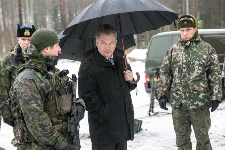 Vierailu alkoi Säkylästä, jossa tasavallan presidentti tarkasti Porin prikaatin. Presidentti tutustui kriisinhallintakeskukseen ja kansainväliseen toimintaan. Kapteeni Juha Mäkinen (vas.) kertoo taisteluharjoituksesta. Säkylässä koulutetaan Pohjois-Irakin Erbiliin lähteviä suomalaisia rauhanturvaajia, jotka antavat koulutusta Daishia vastaan taisteleville peshmerga-joukoille. Copyright © Tasavallan presidentin kanslia
 