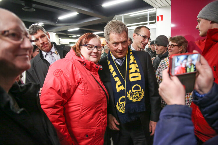 Presidentti Niinistö sai Rauman Lukon lätkähuivin ja hän tunnustikin Lukon omaksi suosikkijoukkueekseen. Copyright © Tasavallan presidentin kanslia
