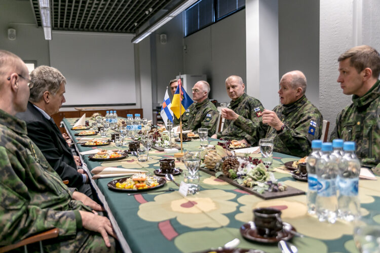 Lounaskeskusteluissa Porin prikaatin varuskuntaruokalassa. Presidentin vieressä vasemmalla Porin Prikaatin komentaja eversti Arto-Pekka Nurminen. Oikealla prikaatin kriisinhallintakeskuksen johtaja majuri Matti Kemppilä, puolustusvoimain komentaja kenraali Jarmo Lindberg, maavoimien operaatiopäällikkö prikaatikenraali Petri Hulkko ja kriisinhallintakeskuksen apulaisjohtaja Kari Toivonen. Copyright © Tasavallan presidentin kanslia
 