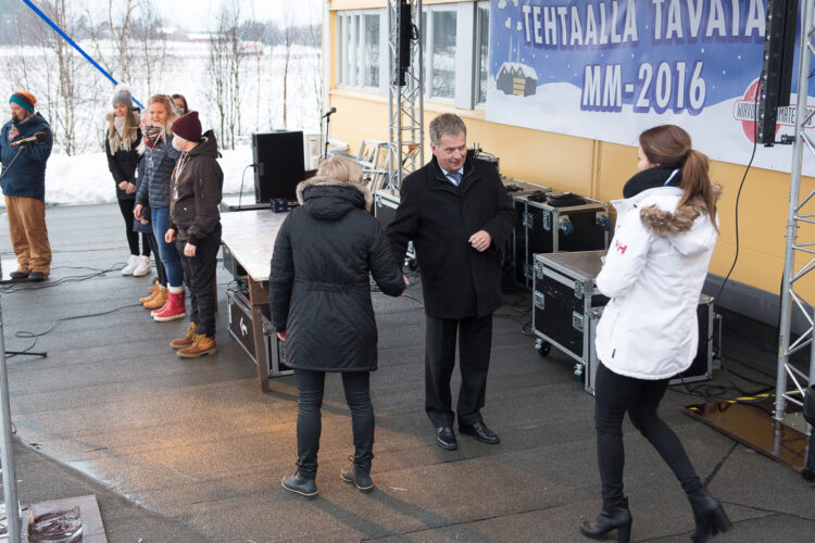 Presidentti Niinistö onnittelee paikallisia nuorten jääkiekon ja ringeten MM-mitalisteja. Laitilan Wirvoitusjuomatehtaan pihalla järjestettiin menestyneiden nuorten kunniaksi yleisötapahtuma. Copyright © Tasavallan presidentin kanslia
 