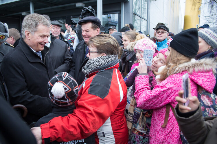 Presidentti puhui Laitilassa ja kiersi yleisössä keskustelemassa kansalaisten kanssa. Copyright © Tasavallan presidentin kanslia
 