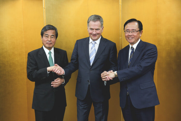  President Niinistö in a group photograph with Yoshio Sato (right) and Hiroaki Ishizuka, co-chairmen of the Keidanren Committee on Europe. Copyright © Office of the President of the Republic of Finland