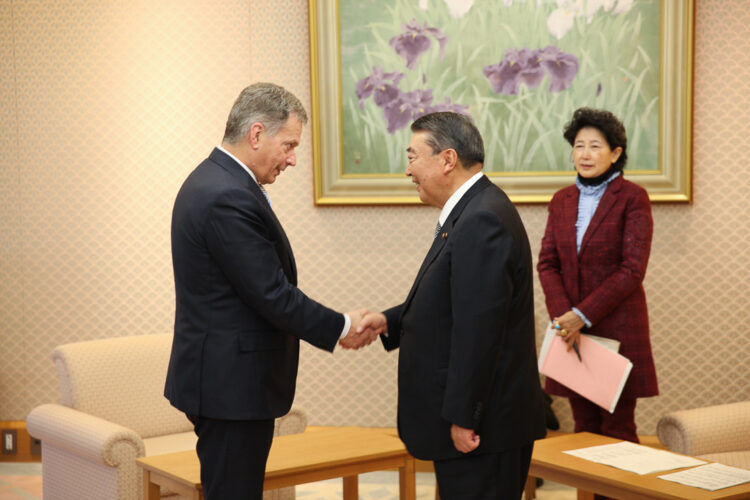 President Niinistö träffade Tadamori Oshima, talman för Japans underhus, den 9 mars i Tokyo. Copyright © Republikens presidents kansli