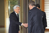 Japans kejsare Akihito och kejsarinnan Michiko tog emot presidentparet i det kejserliga palatset. Copyright © Republikens presidents kansli