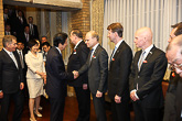 Pääministeri Abe tervehtii virallisella vierailulla mukana ollutta yritysvaltuuskuntaa. Copyright © Tasavallan presidentin kanslia