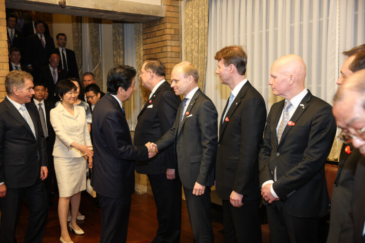 Pääministeri Abe tervehtii virallisella vierailulla mukana ollutta yritysvaltuuskuntaa. Copyright © Tasavallan presidentin kanslia