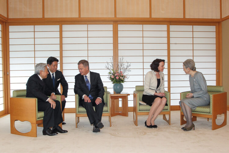 Japans kejsare Akihito och kejsarinnan Michiko tog emot presidentparet i det kejserliga palatset. Copyright © Republikens presidents kansli