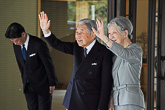 Japans kejsare Akihito och kejsarinnan Michiko tog emot presidentparet i det kejserliga palatset. Copyright © Republikens presidents kansli