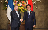  Republikens president Sauli Niinistö träffade Japans premiärminister Shinzo Abe på sitt officiella besök i Tokyo den 10 mars. Copyright © Republikens presidents kansli