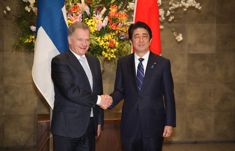  Republikens president Sauli Niinistö träffade Japans premiärminister Shinzo Abe på sitt officiella besök i Tokyo den 10 mars. Copyright © Republikens presidents kansli