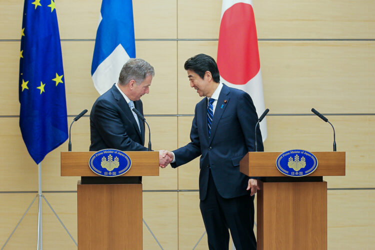  Republikens president Sauli Niinistö träffade Japans premiärminister Shinzo Abe på sitt officiella besök i Tokyo den 10 mars. Copyright © Republikens presidents kansli 