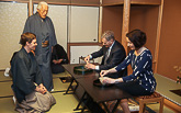  Det officiella besöket i Japan inleddes i Kyoto. President Sauli Niinistö och hans maka Jenni Haukio deltog i en traditionell teceremoni enligt Urasenkeskolan. Stormästare Sen Genshitsu var guide (andra från vänster). Copyright © Republikens presidents kansli