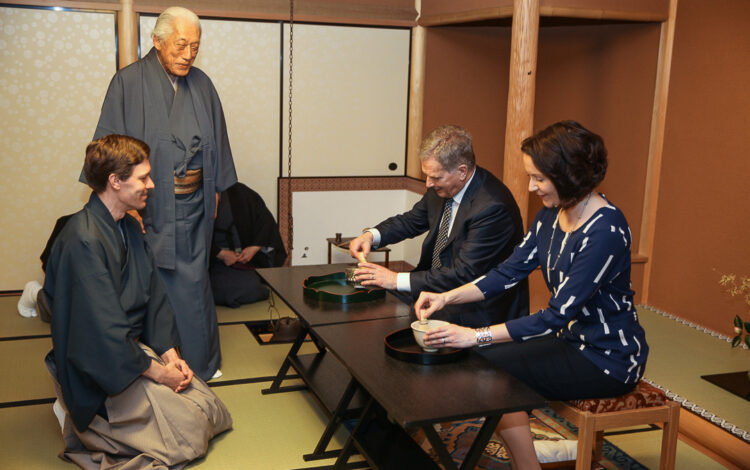  The official visit to Japan began in Kyoto. President Sauli Niinistö and spouse Jenni Haukio took part in a traditional Urasenke tea ceremony under the guidance of Grand Master Sen Genshitsu (second from the left). Copyright © Office of the President of the Republic of Finland