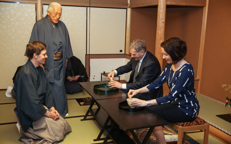  Det officiella besöket i Japan inleddes i Kyoto. President Sauli Niinistö och hans maka Jenni Haukio deltog i en traditionell teceremoni enligt Urasenkeskolan. Stormästare Sen Genshitsu var guide (andra från vänster). Copyright © Republikens presidents kansli