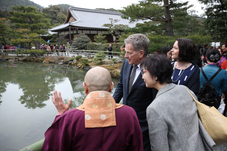 I Kyoto besökte presidentparet Kinkaku-ji, dvs. Gyllene paviljongens tempel. Copyright © Republikens presidents kansli