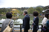  I Kyoto besökte presidentparet Kinkaku-ji, dvs. Gyllene paviljongens tempel. Copyright © Republikens presidents kansli