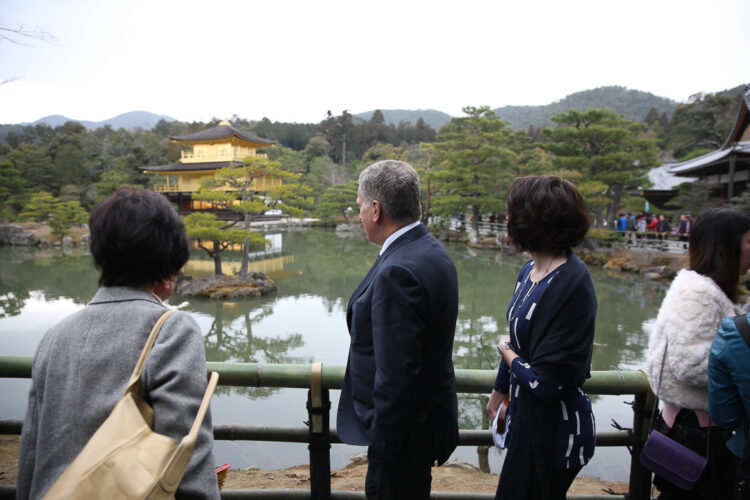 I Kyoto besökte presidentparet Kinkaku-ji, dvs. Gyllene paviljongens tempel. Copyright © Republikens presidents kansli