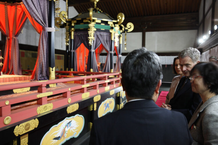 I besöksprogrammet ingick också ett besök i Kejserliga palatset i Kyoto. Copyright © Republikens presidents kansli