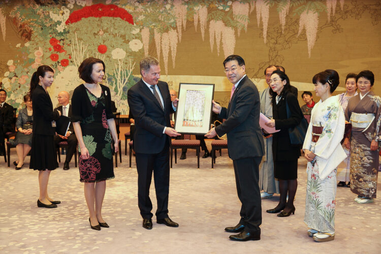  Keiji Yamada, Governor of the Kyoto Prefecture, presented the presidential couple with a picture. Copyright © Office of the President of the Republic of Finland