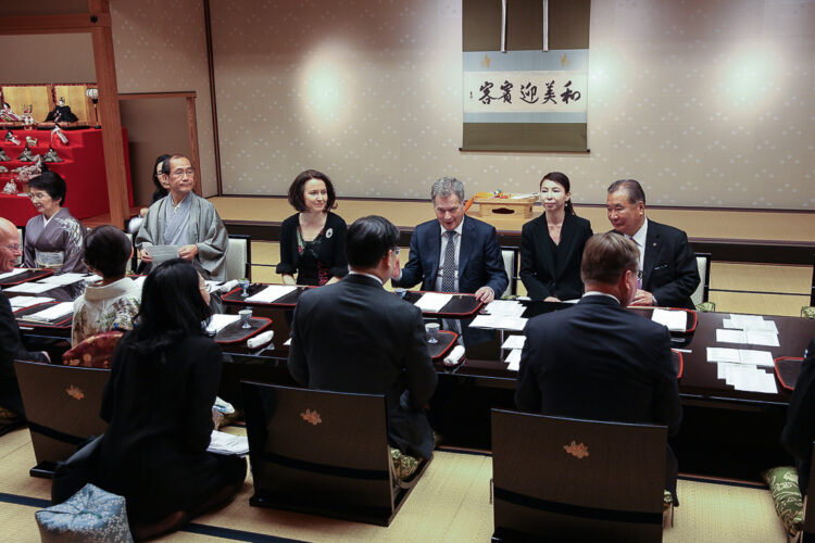 Den första besöksdagen avslutades med en middag där representanter för Kyoto prefektur, Kyoto stad och näringslivet var värdar. Copyright © Republikens presidents kansli