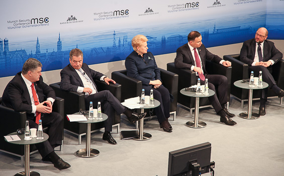 Ukrainas president Petro Porosjenko (till vänster), president Niinistö, Litauens president Dalia Grybauskaitė, Polens president Andrzej Duda och Europaparlamentets talman Martin Schulz deltog i en debatt. Copyright © Republikens presidents kansli