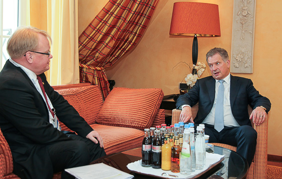 Sveriges försvarsminister Peter Hultqvist och president Sauli Niinistö i München den 13 februari. Copyright © Republikens presidents kansli