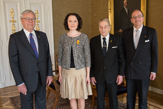 Rintamaveteraaniliiton puheenjohtaja ministeri Matti Louekoski (vas.), rouva Jenni Haukio, Rintamaveteraaniliiton liittovaltuuston varapuheenjohtaja rintamaveteraani Sulo Leivo ja liiton toiminnanjohtaja Tero Tuomisto. Kuva: Matti Porre / Tasavallan presidentin kanslia