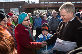 Kolarissa kansalaistapaaminen järjestettiin lukion pihalla. Aurinko paistoi Lapissa komeasti koko vierailun ajan. Kuva: Matti Porre / Tasavallan presidentin kanslia