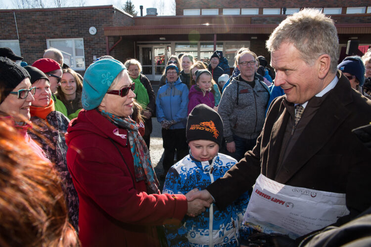 Kolarissa kansalaistapaaminen järjestettiin lukion pihalla. Aurinko paistoi Lapissa komeasti koko vierailun ajan. Kuva: Matti Porre / Tasavallan presidentin kanslia