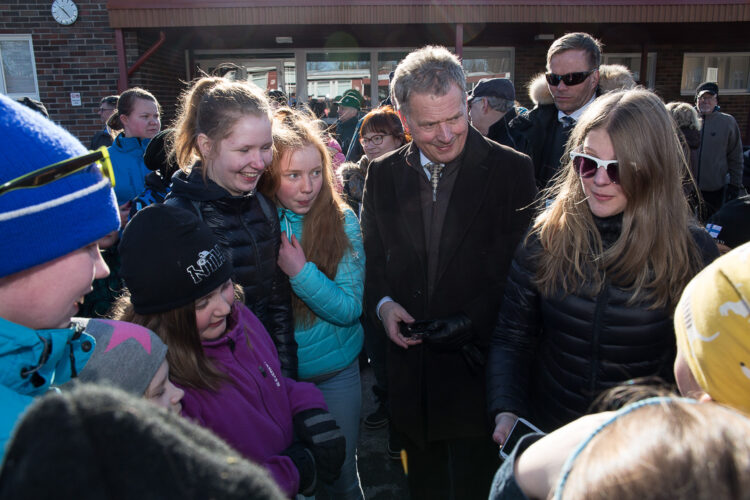 Presidentti keskusteluissa nuorten kanssa Kolarissa. Kuva: Matti Porre / Tasavallan presidentin kanslia