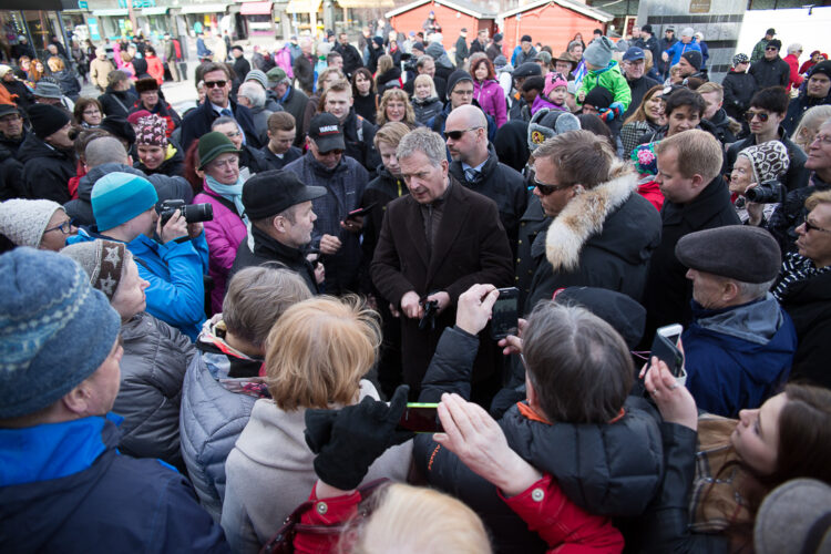 Kolmipäiväinen Lapin-vierailu päättyi Lordin aukiolle, jossa runsaslukuinen rovaniemeläisten joukko tervehti ja keskusteli presidentti Niinistön kanssa. Kuva: Matti Porre / Tasavallan presidentin kanslia