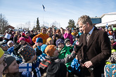 Presidentti Niinistö puhui ja tapasi paikallisia kansalaistapaamisissa Muoniossa ja Kolarissa. Muoniossa koululaiset esittivät presidentille musiikkitervehdyksen. Kuva: Matti Porre / Tasavallan presidentin kanslia