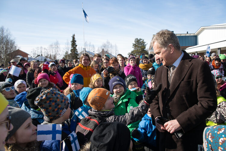 Presidentti Niinistö puhui ja tapasi paikallisia kansalaistapaamisissa Muoniossa ja Kolarissa.  Muoniossa koululaiset esittivät presidentille musiikkitervehdyksen. Kuva: Matti Porre / Tasavallan presidentin kanslia