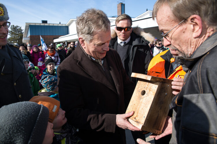 Muoniossa presidentti sai lahjaksi linnunpöntön. Kuva: Matti Porre / Tasavallan presidentin kanslia