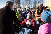 Kolarissa kansalaistapaaminen järjestettiin lukion pihalla. Aurinko paistoi Lapissa komeasti koko vierailun ajan. Kuva: Matti Porre / Tasavallan presidentin kanslia