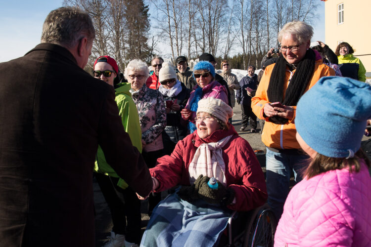 Kolarissa kansalaistapaaminen järjestettiin lukion pihalla. Aurinko paistoi Lapissa komeasti koko vierailun ajan. Kuva: Matti Porre / Tasavallan presidentin kanslia