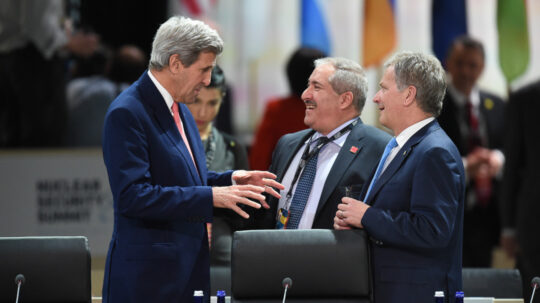 Keskusteluissa Yhdysvaltain ulkoministeri John Kerryn (vas.) kanssa. Kuva: Nuclear Security Summit 2016