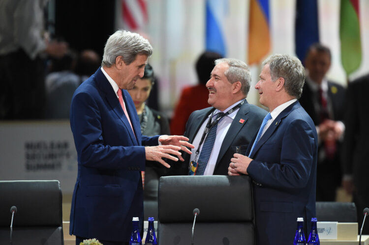 Keskusteluissa Yhdysvaltain ulkoministeri John Kerryn (vas.) kanssa. Kuva: Nuclear Security Summit 2016