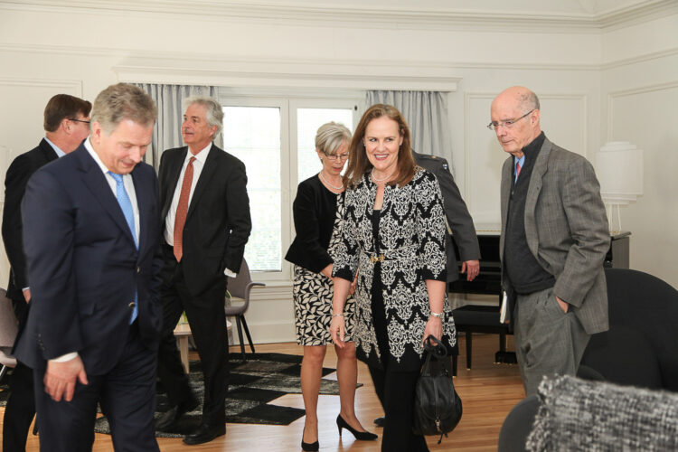 President Niinistö discussed with leaders of American research institutes and think tanks: William Burns of the Carnegie Endowment for International Peace, Michèle Flournoy of the Center for a New American Security, and Strobe Tallbot of the Brookings Institute. Photo: Office of the President of the Republic.
